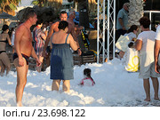 Пенная вечеринка на пляже Star Beach. Крит. Греция (2016 год). Редакционное фото, фотограф Алексей Сварцов / Фотобанк Лори