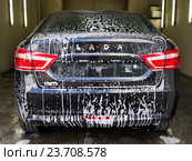 Чистый автомобиль Lada Vesta  на автомойке автосалона (2016 год). Редакционное фото, фотограф Вячеслав Палес / Фотобанк Лори