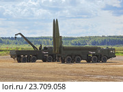 Оперативно-тактический ракетный комплекс (ОТРК) "Искандер" на Международном военно-техническом форуме "Армия-2016". Московская область, полигон "Алабино" (2015 год). Редакционное фото, фотограф Игорь Долгов / Фотобанк Лори