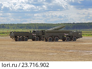 Оперативно-тактический ракетный комплекс (ОТРК) "Искандер" на Международном военно-техническом форуме "Армия-2016". Московская область, полигон "Алабино" Редакционное фото, фотограф Игорь Долгов / Фотобанк Лори