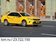 Желтый автомобиль такси "Глававтопрокат" на улице Охотный Ряд. Москва (2016 год). Редакционное фото, фотограф lana1501 / Фотобанк Лори