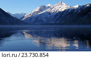 Алтай, Нижнее Мультинское озеро / Circles on the water of Lower Multinskoe lake in the Altai Mountains. Стоковое видео, видеограф Сергей Пристяжнюк (Serg Zastavkin) / Фотобанк Лори