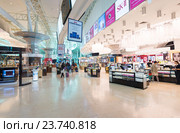 Duty free stores in Kuala Lumpur International Airport KLIA 2 (2016 год). Редакционное фото, фотограф Александр Подшивалов / Фотобанк Лори