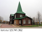 Домики Финно-угорского этнокультурного парка, Село Ыб, Республика Коми (2016 год). Редакционное фото, фотограф Алексей Гусев / Фотобанк Лори