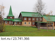 Финно-угорский этнокультурный парк осенью, Село Ыб, Республика Коми (2016 год). Редакционное фото, фотограф Алексей Гусев / Фотобанк Лори