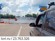 Автомобиль ждет паром через реку Оку,находящийся на другом берегу.Рязанская область.деревня Дединово (2014 год). Редакционное фото, фотограф Глазков Владимир / Фотобанк Лори