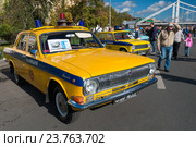 ГАЗ-24 "Волга" - милицейский автомобиль. Праздник московского троллейбуса. 83-летие троллейбусов в Москве. (2016 год). Редакционное фото, фотограф Алексей Бок / Фотобанк Лори
