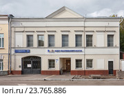 Двухэтажный желтый особняк - центр обслуживания клиентов Московской объединенной электросетевой компании. Москва. Улица Александра Солженицына дом 7 (2016 год). Редакционное фото, фотограф Наталья Николаева / Фотобанк Лори