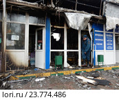 Обгорелые торговые палатки после пожара. Первомайская улица, 104а. Район Восточное Измайлово. Москва (2016 год). Редакционное фото, фотограф lana1501 / Фотобанк Лори