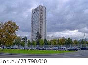 Административный корпус Московского государственного строительного университета (МГСУ, Москва, Ярославское шоссе, 26) на фоне пасмурного неба в осенний день (2016 год). Редакционное фото, фотограф Александр Замараев / Фотобанк Лори