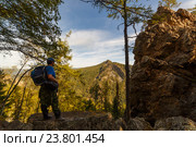 Турист с рюкзаком на скалах Айгира. Башкортостан. Южный урал. Стоковое фото, фотограф Акиньшин Владимир / Фотобанк Лори
