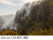 Скалы Айгира в дыму лесного пожара. Башкортостан. Стоковое фото, фотограф Акиньшин Владимир / Фотобанк Лори
