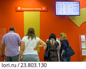 Люди у терминалов электронной очереди центра "Мои документы", город Воронеж (2016 год). Редакционное фото, фотограф Вячеслав Палес / Фотобанк Лори
