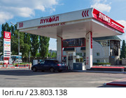 Автомобиль у автоматической заправке "Лукойл", город Воронеж (2016 год). Редакционное фото, фотограф Вячеслав Палес / Фотобанк Лори