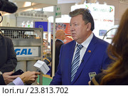 Владимир Иванович Кашин, Депутат Государственной Думы, председатель Комитета по природным ресурсам, природопользованию и экологии, дает интервью журналистам на российской выставке пищевого оборудования и ингредиентов "Агропродмаш-2016" Редакционное фото, фотограф Александр Замараев / Фотобанк Лори