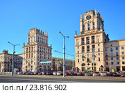 Здания-башни на Привокзальной площади в Минске, Беларусь (2016 год). Редакционное фото, фотограф Владимир Сорокин / Фотобанк Лори