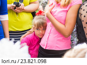 Пятилетняя девочка стоит в толпе и прижалась к маме. Стоковое фото, фотограф Иванов Алексей / Фотобанк Лори