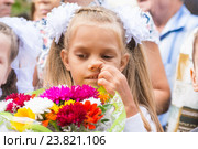 Первоклассница на линейке первого сентября ковыряется пальцем в носу. Стоковое фото, фотограф Иванов Алексей / Фотобанк Лори