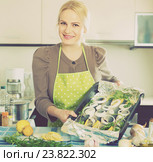 Housewife cooking fish at home. Стоковое фото, фотограф Яков Филимонов / Фотобанк Лори