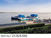 Летнее кафе на плаву. Набережная Волги в Саратове. Редакционное фото, фотограф Леонид Ардаткин / Фотобанк Лори