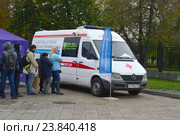 Бесплатная вакцинация от гриппа. Мобильный медицинский пункт около станции метро "ВДНХ" в Москве (2016 год). Редакционное фото, фотограф lana1501 / Фотобанк Лори