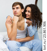Smiling girl trying to comfort upset husband. Стоковое фото, фотограф Яков Филимонов / Фотобанк Лори