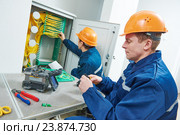 internet connection. fiber optic cable splice machine in work. Стоковое фото, фотограф Дмитрий Калиновский / Фотобанк Лори