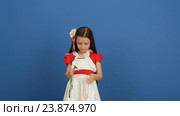 Девочка обрывает лепестки ромашки. Стоковое видео, видеограф Tatiana Kravchenko / Фотобанк Лори