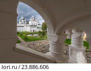 Вид на центральный двор Ростовского кремля (2016 год). Редакционное фото, фотограф Николай Сачков / Фотобанк Лори