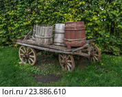 Старинная повозка с бочками. Стоковое фото, фотограф Николай Сачков / Фотобанк Лори