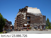AVORIAZ, FRANCE - JUL 17, 2016: The restaurant "la Falaise" in Avoriaz. Редакционное фото, фотограф Юлия Кузнецова / Фотобанк Лори