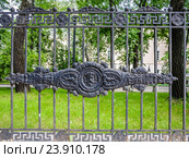 Кованая ограда 1830-х годов МГТУ (МВТУ) им. Н. Э. Баумана в Москве (2015 год). Редакционное фото, фотограф Алёшина Оксана / Фотобанк Лори