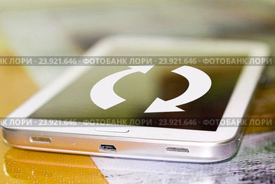 Стрелки на экране сотового телефона .  Концепция обновления страницы в интернете . Стоковое фото, фотограф Сергеев Валерий / Фотобанк Лори