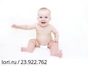 Счастливый улыбающийся семимесячный малыш в подгузнике сидит. Стоковое фото, фотограф ivolodina / Фотобанк Лори