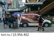 Передвижная кофейня в Измаловском Кремле, Москва (2016 год). Редакционное фото, фотограф Сергей Неудахин / Фотобанк Лори