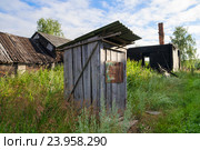 Деревянный уличный туалет в русской деревне. Стоковое фото, фотограф Юрий Трофимов / Фотобанк Лори