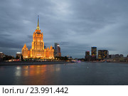Гостиница "Украина" (Radisson Royal Hotel) на вечерней Москве-реке (2016 год). Редакционное фото, фотограф Виктор Карасев / Фотобанк Лори
