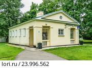 Бесплатный туалет в Лефортовском парке (2015 год). Стоковое фото, фотограф Алёшина Оксана / Фотобанк Лори