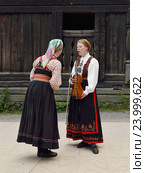 Норвежский музей истории культуры (Norsk Folkemuseum). Две сплетницы (2016 год). Редакционное фото, фотограф Валерия Попова / Фотобанк Лори
