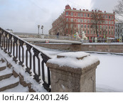 Санкт-Петербург зимой. Львиный мост с набережной канала Грибоедова на фоне архитектуры города (2016 год). Стоковое фото, фотограф Горшков Игорь / Фотобанк Лори