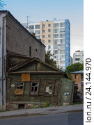 Старый деревянный нежилой дом среди современных домов (2014 год). Стоковое фото, фотограф Акиньшин Владимир / Фотобанк Лори