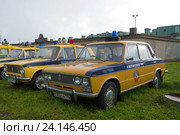 Два автомобиля советской милиции "Жигули"  ВАЗ-2101 и "Лада" ВАЗ-2103 на выставке ретротранспорта в Кронштадте (2016 год). Редакционное фото, фотограф Виктор Карасев / Фотобанк Лори