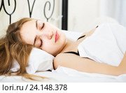 Brunette girl sleeping in bed. Стоковое фото, фотограф Яков Филимонов / Фотобанк Лори