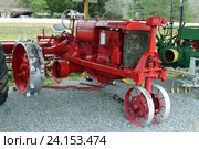 Сельскохозяйственный трактор McCormick Farmall, 1930 год (2016 год). Редакционное фото, фотограф Роман Коротков / Фотобанк Лори