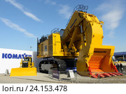 Самый большой карьерный экскаватор Komatsu PC 7200 и бульдозер на строительной выставке bauma 2016. Редакционное фото, фотограф Роман Коротков / Фотобанк Лори