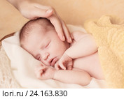 Newborn baby sleeping. Стоковое фото, фотограф Майя Крученкова / Фотобанк Лори