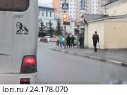 Балашиха, наклейка на автобусе с президентом Обамой (2016 год). Редакционное фото, фотограф Дмитрий Неумоин / Фотобанк Лори