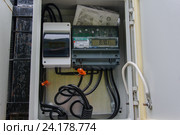 Счетчик электрической энергии Меркурий 231 АТ-01 с дневным показанием киловатт, находящийся в электрическом щите (2016 год). Редакционное фото, фотограф Татьяна Синицына / Фотобанк Лори