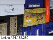 Коробки с мужской обувью лежат на полке в магазине (2016 год). Редакционное фото, фотограф Игорь Низов / Фотобанк Лори
