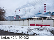 Дымящие трубы теплоэлектростанции в городе зимой. Стоковое фото, фотограф Victoria Demidova / Фотобанк Лори
